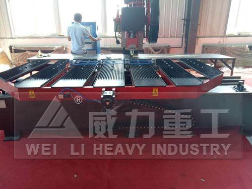 客戶使用公司生產(chǎn)的深喉沖床在加工中