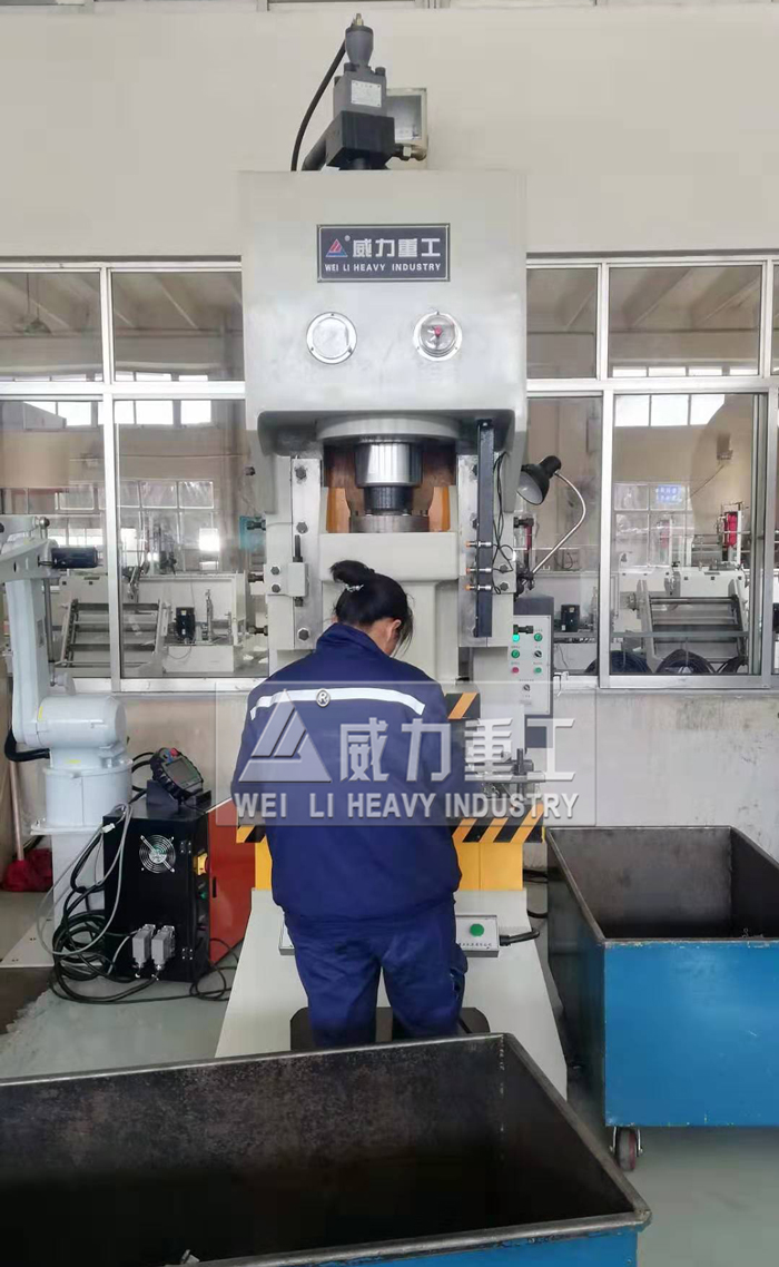 125噸液壓沖床客戶使用現(xiàn)場(chǎng)
