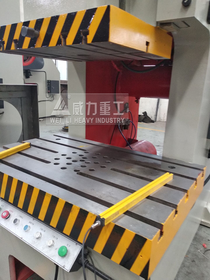 沖床工作臺細(xì)節(jié)展示